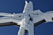 62 La croce e il Cristo Crocifisso di bainco vestiti !